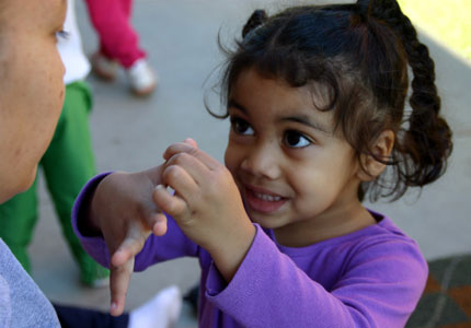 බිළිඳන් කතා කරන්නට ආරම්භ කරන්නේ කෙසේද?