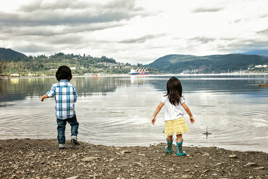 children_going_to_swim