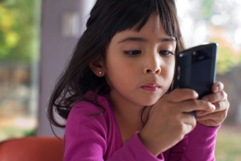 child_using_smartphone