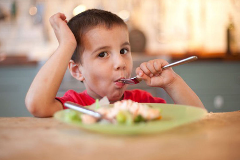 child_having_dinner_before_sleep