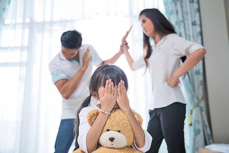 parent_arguing_infront_of_child