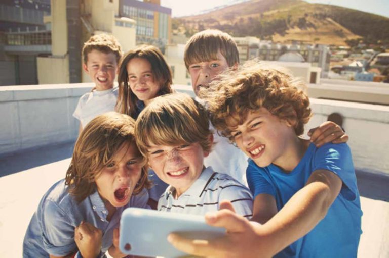 kids_taking_selfie_photos