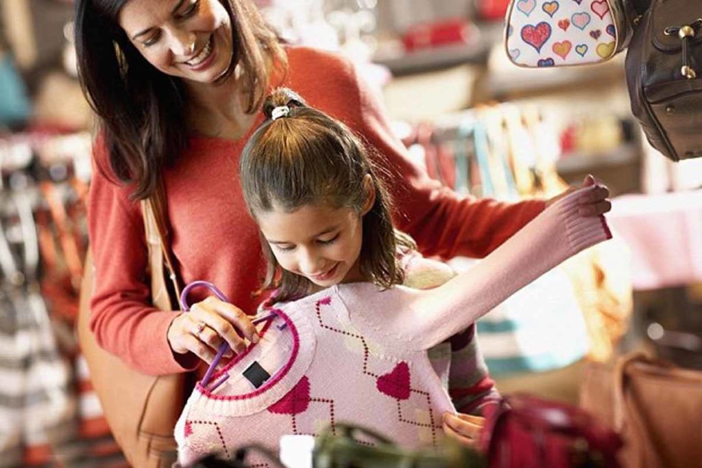 mother_and_daugter_choosing dress