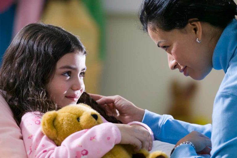 mother_telling_a_bed_time_story_to_child