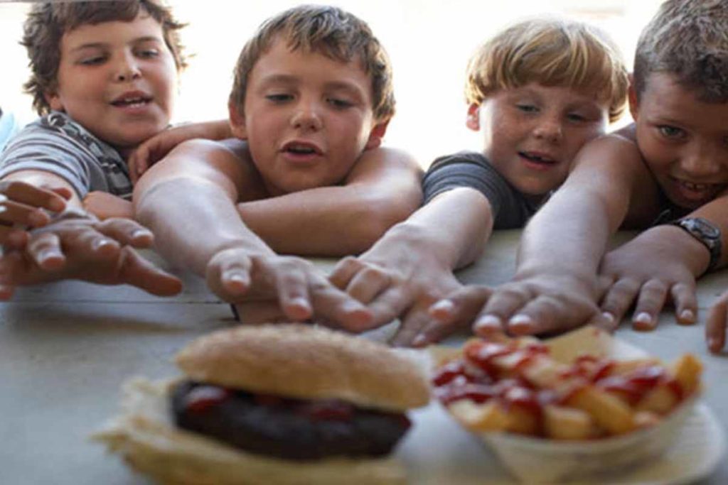 kid's_with_unhealthy_foods
