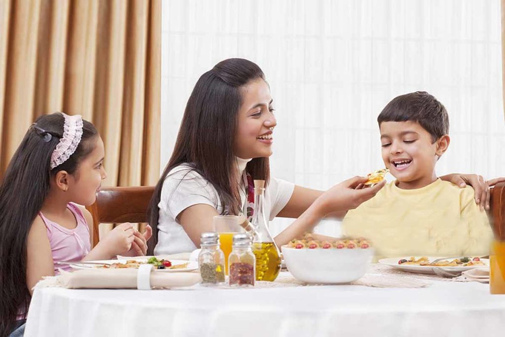 mother-feeding-to-kid