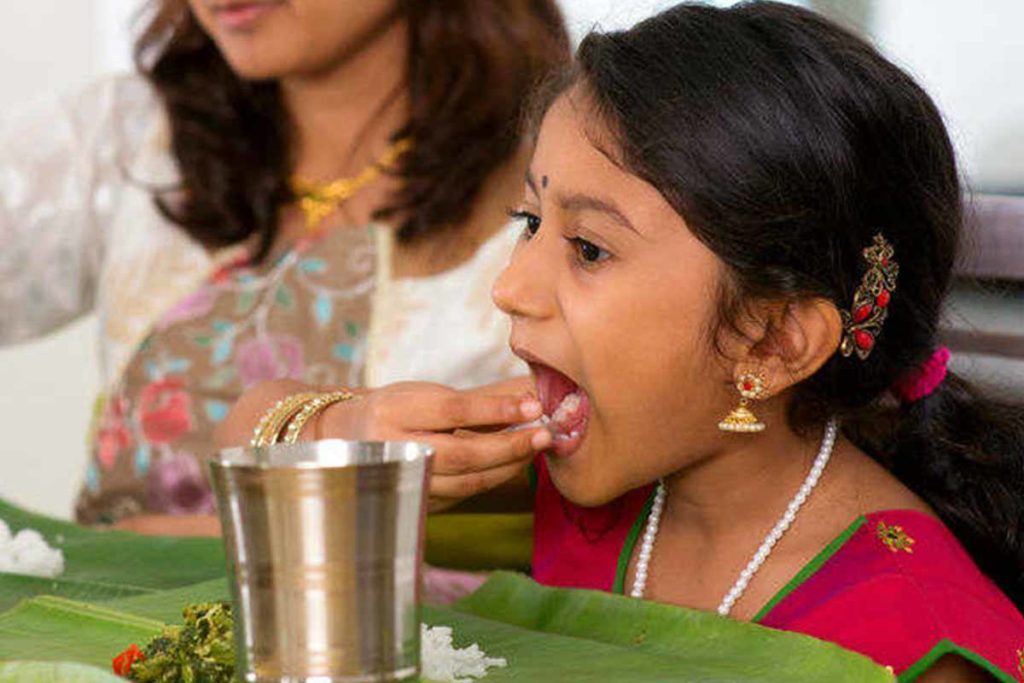 child-eating-with-hand