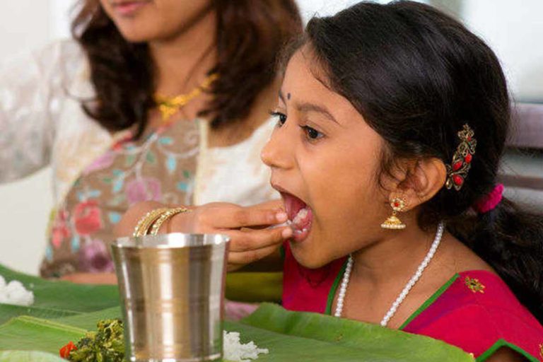 child-eating-with-hand