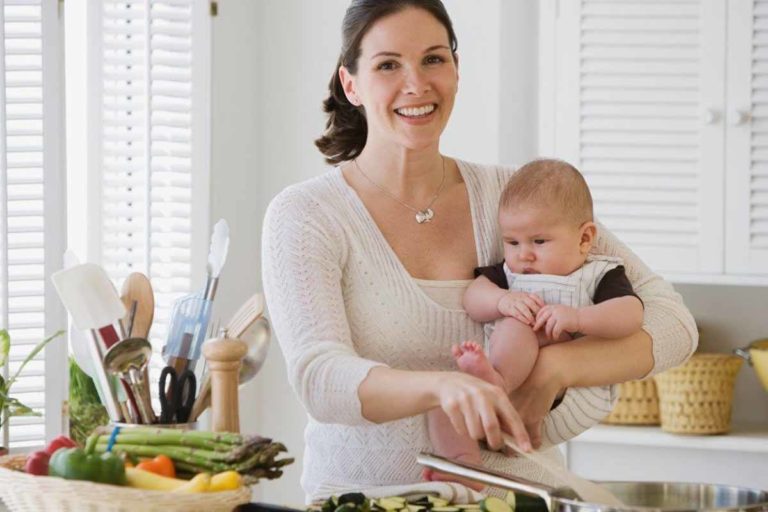 mother-makes-baby-food