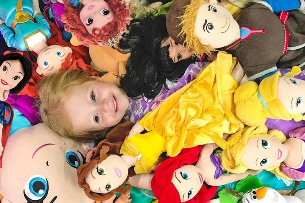 child-playing-with-toys